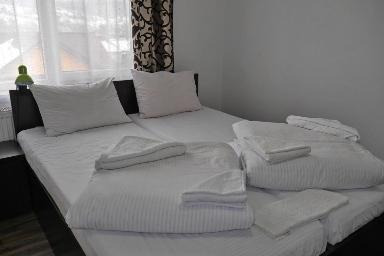 Floare De Colt Hotel Berbesti Exterior photo