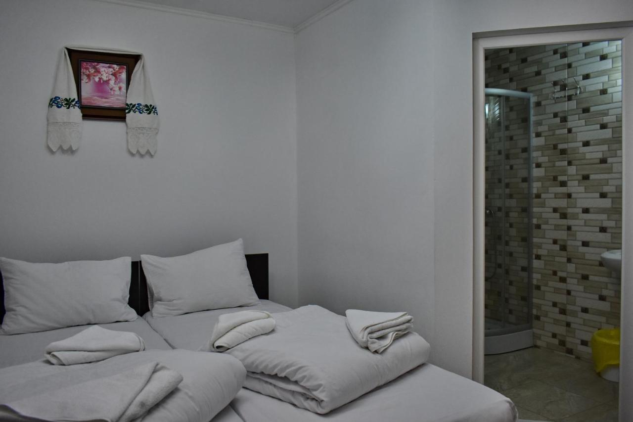 Floare De Colt Hotel Berbesti Exterior photo